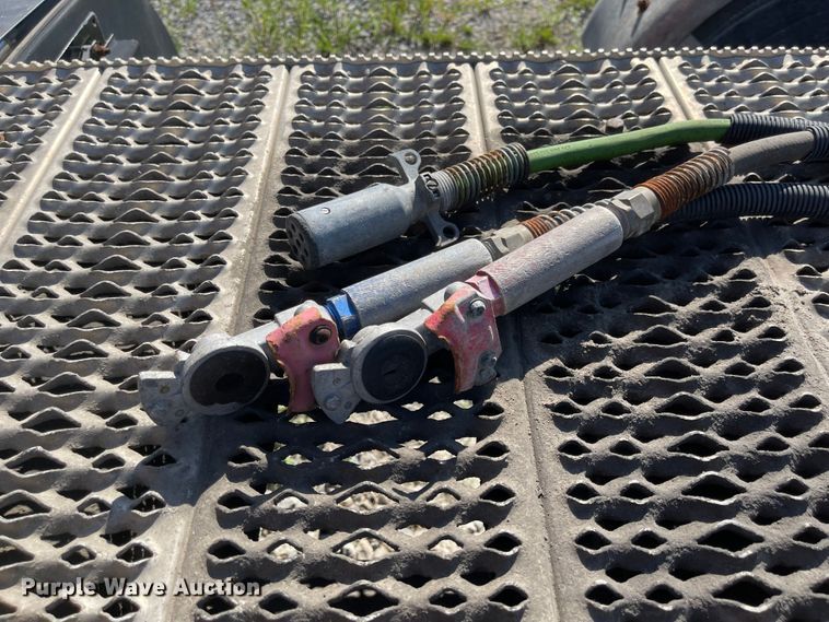 image for item MU9073 2011 Peterbilt 384  semi truck