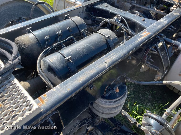 image for item MU9073 2011 Peterbilt 384  semi truck