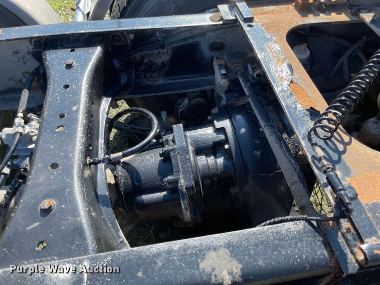 image for item MU9073 2011 Peterbilt 384  semi truck