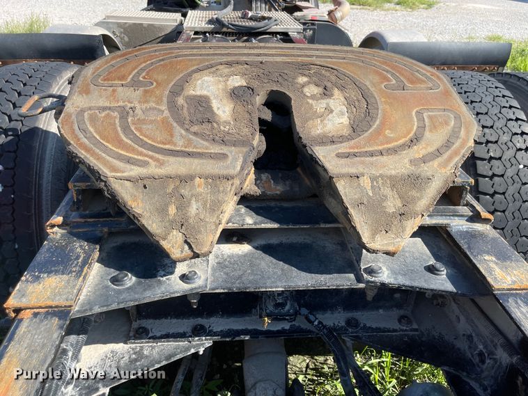 image for item MU9073 2011 Peterbilt 384  semi truck