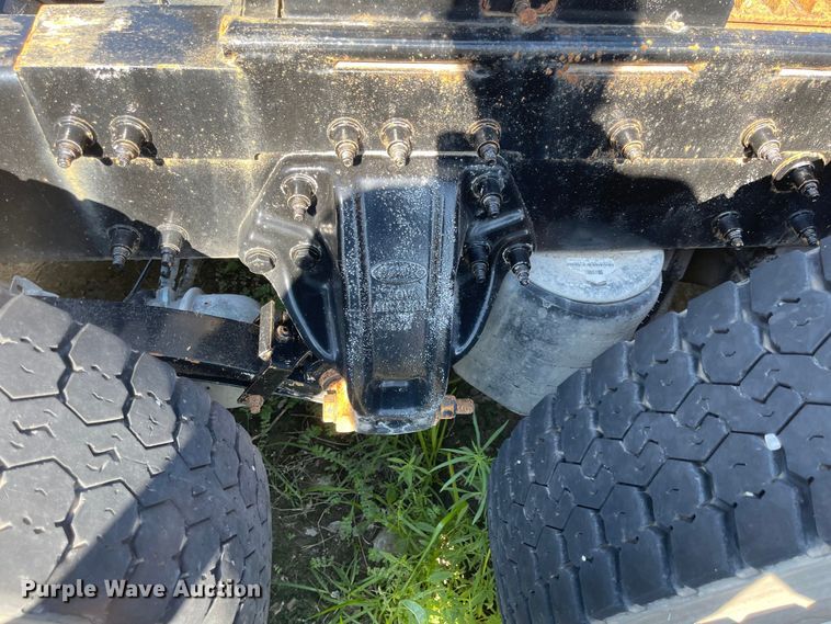 image for item MU9073 2011 Peterbilt 384  semi truck