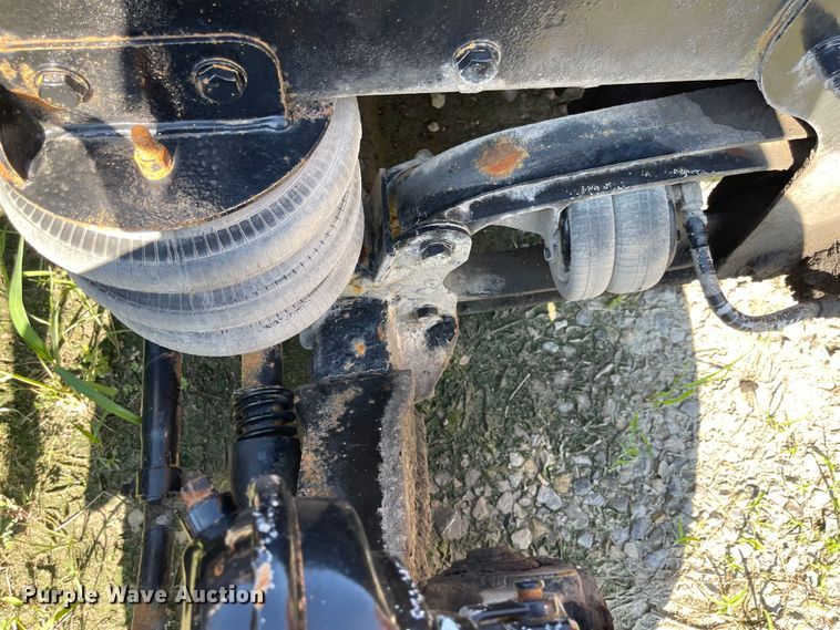 image for item MU9073 2011 Peterbilt 384  semi truck