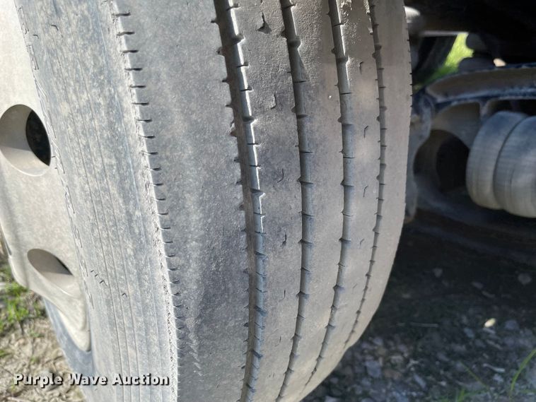 image for item MU9073 2011 Peterbilt 384  semi truck