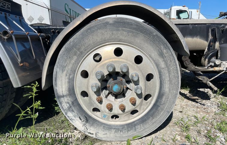 image for item MU9073 2011 Peterbilt 384  semi truck