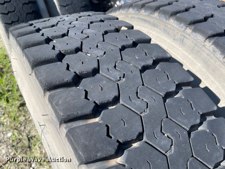 image for item MU9073 2011 Peterbilt 384  semi truck