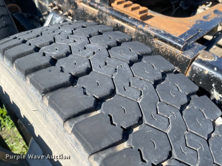 image for item MU9073 2011 Peterbilt 384  semi truck