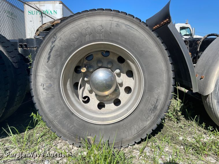 image for item MU9073 2011 Peterbilt 384  semi truck