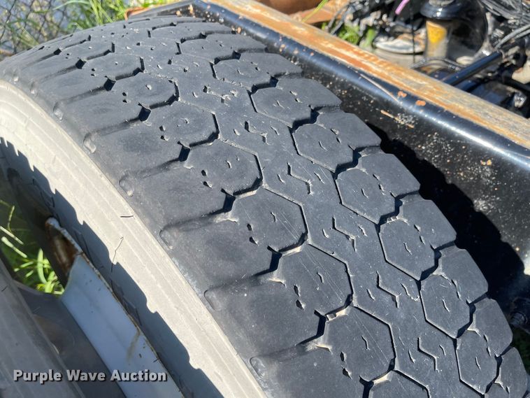 image for item MU9073 2011 Peterbilt 384  semi truck