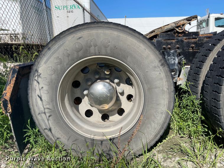 image for item MU9073 2011 Peterbilt 384  semi truck