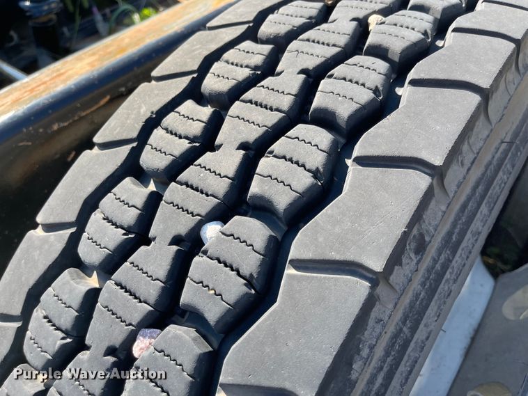 image for item MU9073 2011 Peterbilt 384  semi truck