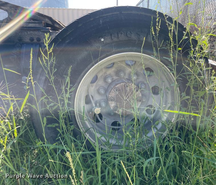 image for item MU9073 2011 Peterbilt 384  semi truck