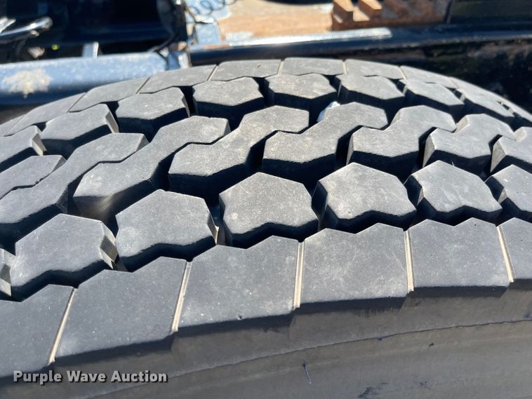 image for item MU9073 2011 Peterbilt 384  semi truck