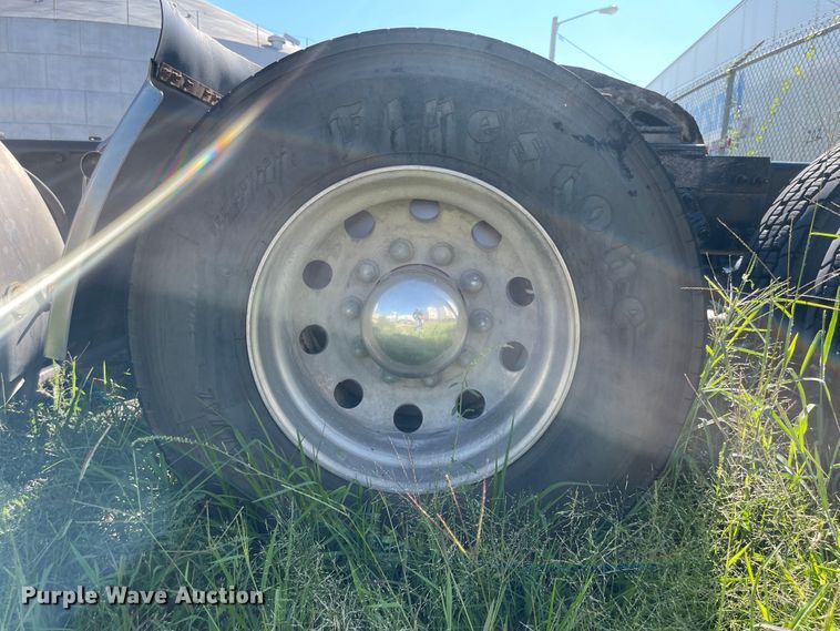 image for item MU9073 2011 Peterbilt 384  semi truck