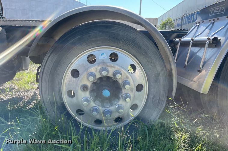 image for item MU9073 2011 Peterbilt 384  semi truck