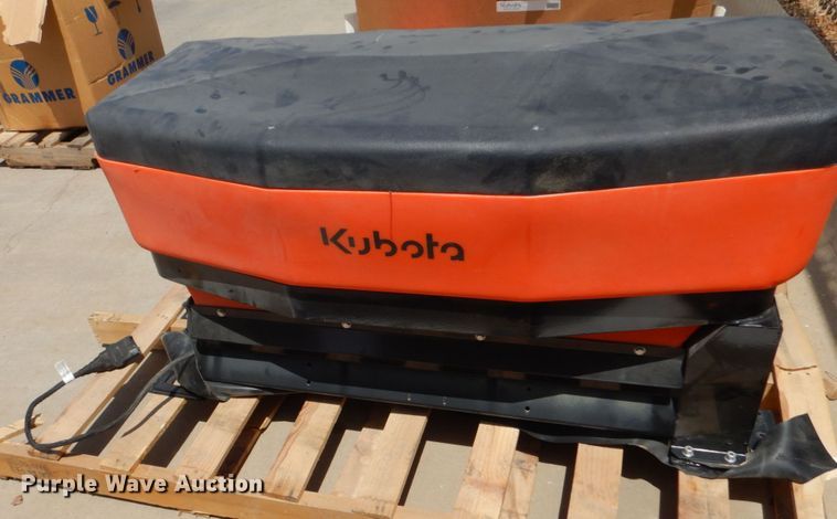image for item DH8514 Kubota V5004  spreader