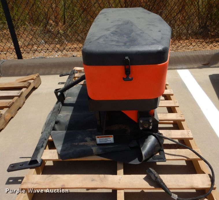 image for item DH8514 Kubota V5004  spreader