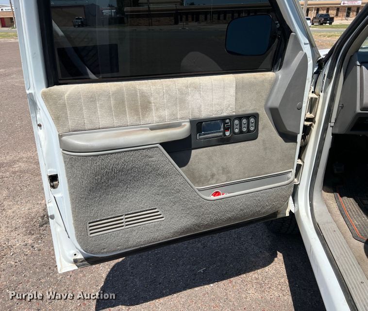image for item DJ7744 1992 GMC Sierra 1500  pickup truck