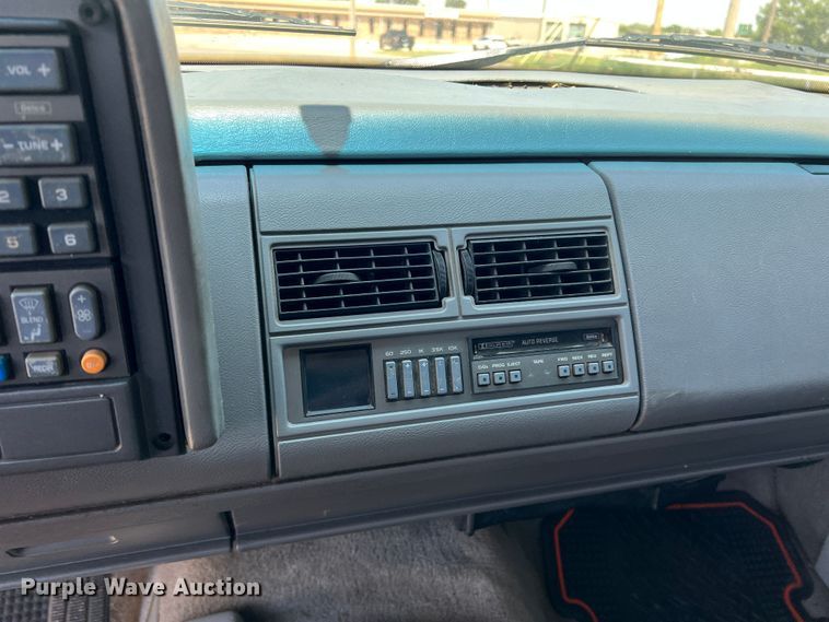 image for item DJ7744 1992 GMC Sierra 1500  pickup truck