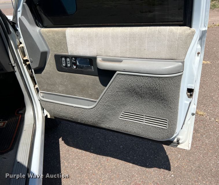 image for item DJ7744 1992 GMC Sierra 1500  pickup truck