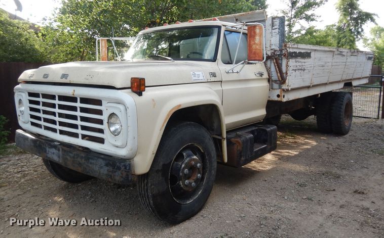 image for item DN1734 1975 Ford F700  dump flatbed truck