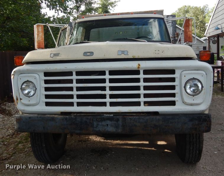 image for item DN1734 1975 Ford F700  dump flatbed truck