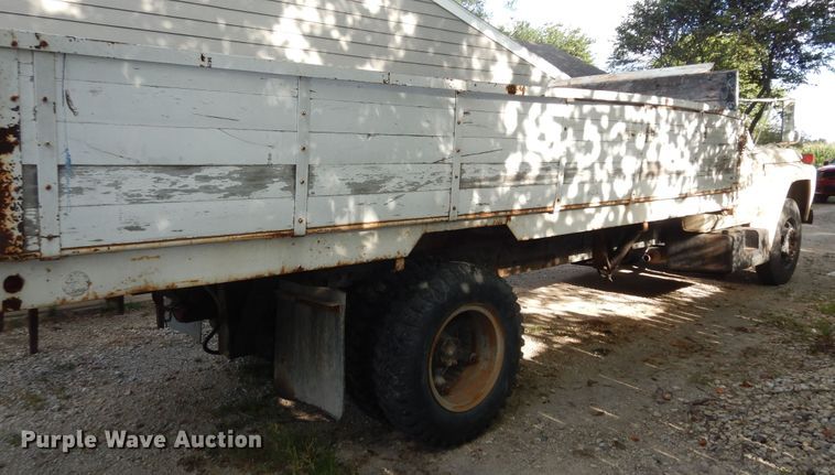 image for item DN1734 1975 Ford F700  dump flatbed truck