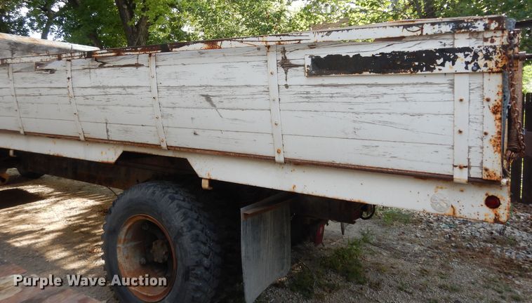 image for item DN1734 1975 Ford F700  dump flatbed truck