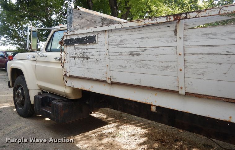 image for item DN1734 1975 Ford F700  dump flatbed truck