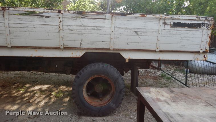image for item DN1734 1975 Ford F700  dump flatbed truck