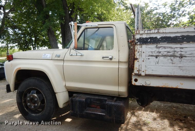 image for item DN1734 1975 Ford F700  dump flatbed truck