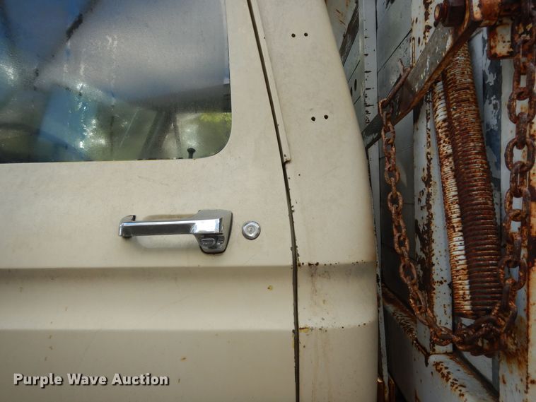 image for item DN1734 1975 Ford F700  dump flatbed truck