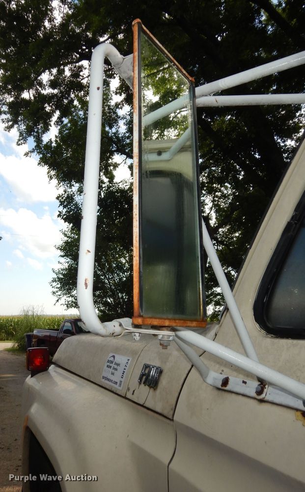 image for item DN1734 1975 Ford F700  dump flatbed truck