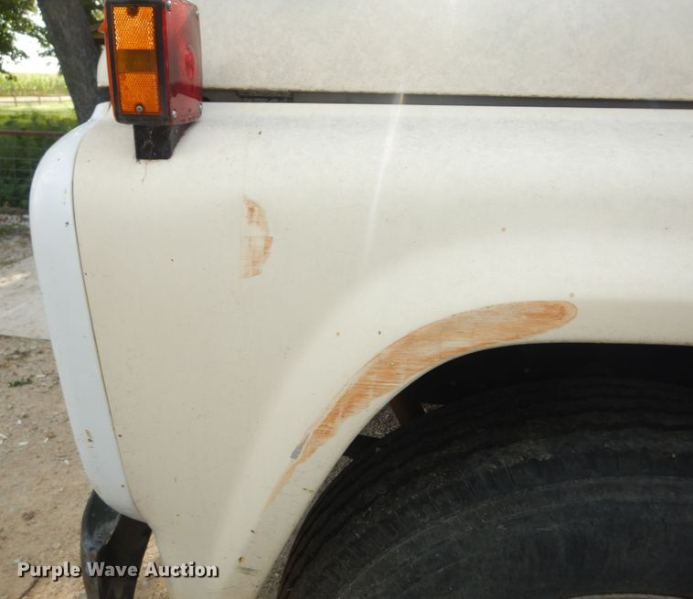 image for item DN1734 1975 Ford F700  dump flatbed truck