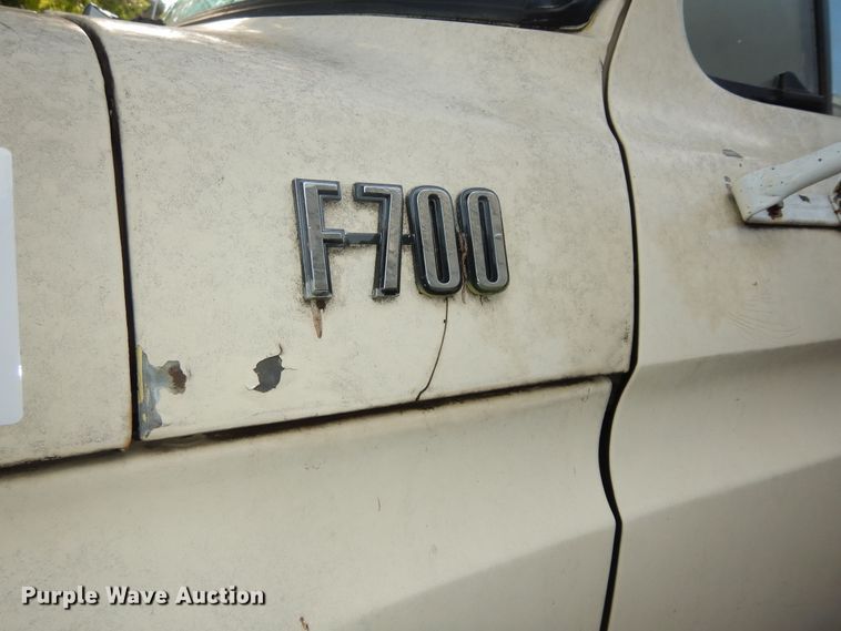 image for item DN1734 1975 Ford F700  dump flatbed truck