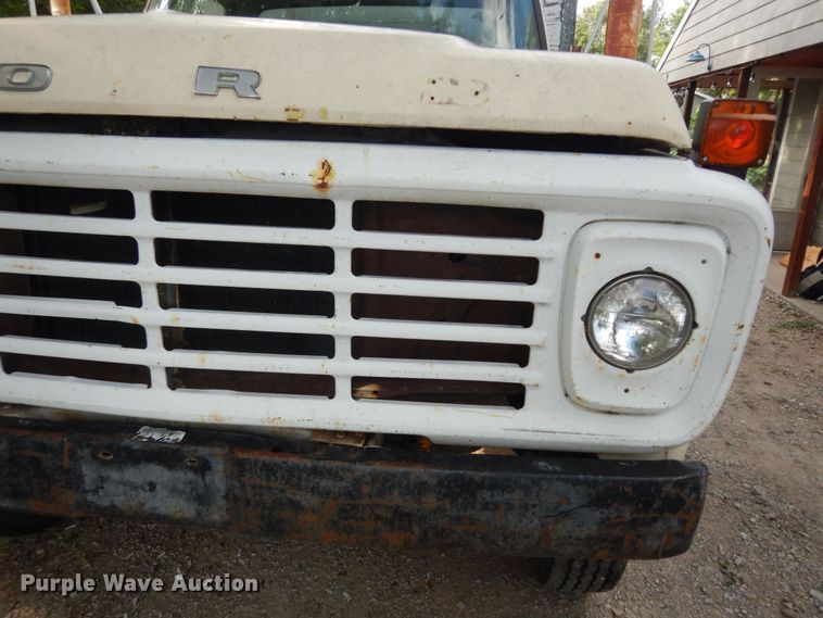 image for item DN1734 1975 Ford F700  dump flatbed truck