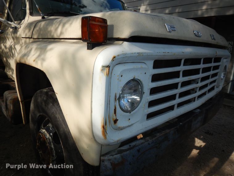 image for item DN1734 1975 Ford F700  dump flatbed truck