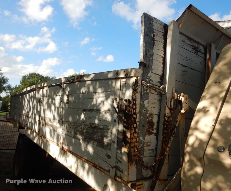 image for item DN1734 1975 Ford F700  dump flatbed truck