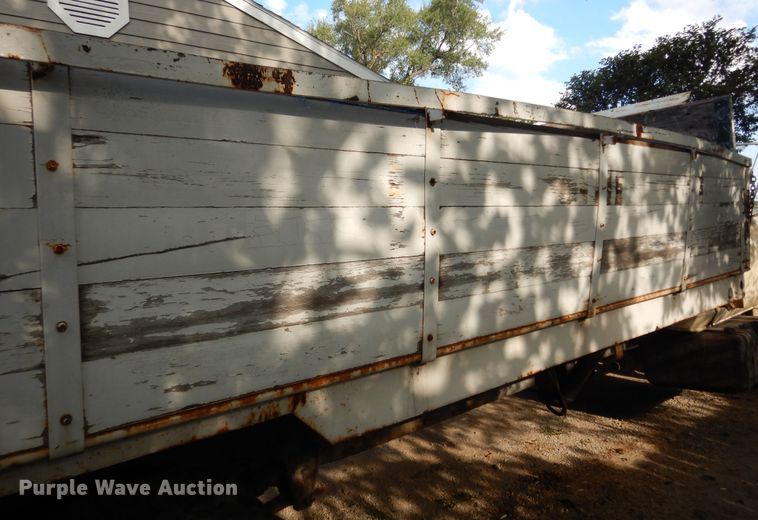image for item DN1734 1975 Ford F700  dump flatbed truck