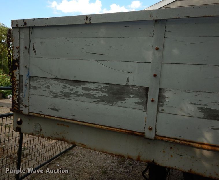 image for item DN1734 1975 Ford F700  dump flatbed truck