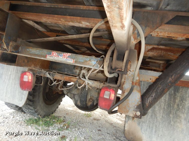 image for item DN1734 1975 Ford F700  dump flatbed truck