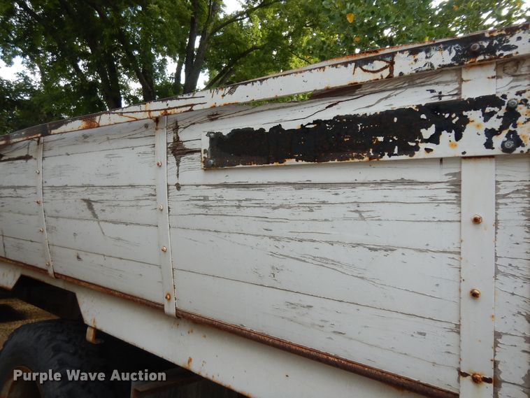 image for item DN1734 1975 Ford F700  dump flatbed truck
