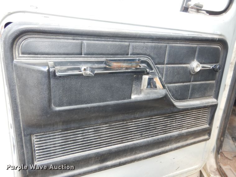 image for item DN1734 1975 Ford F700  dump flatbed truck