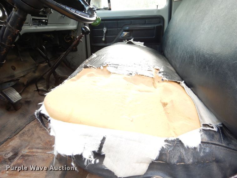 image for item DN1734 1975 Ford F700  dump flatbed truck