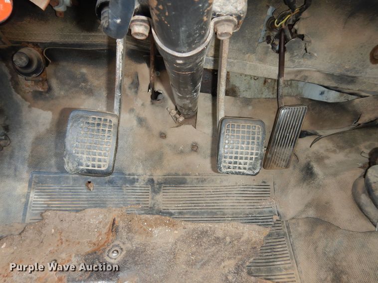 image for item DN1734 1975 Ford F700  dump flatbed truck