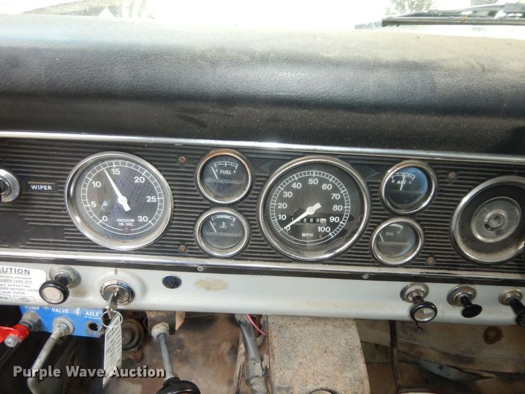 image for item DN1734 1975 Ford F700  dump flatbed truck