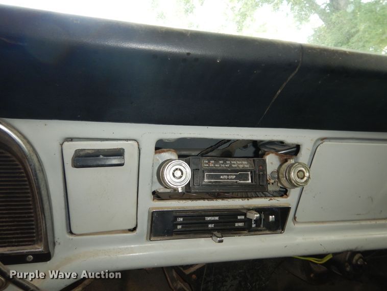 image for item DN1734 1975 Ford F700  dump flatbed truck
