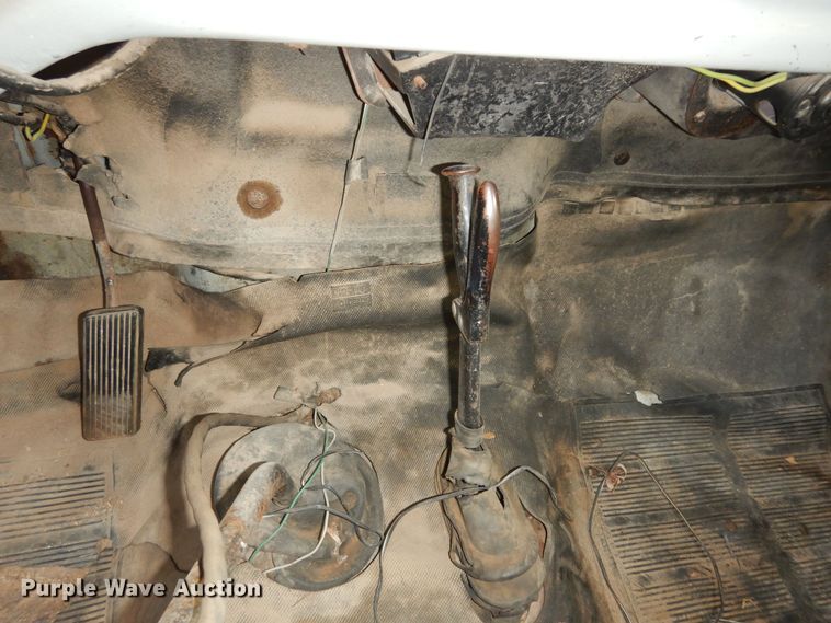 image for item DN1734 1975 Ford F700  dump flatbed truck