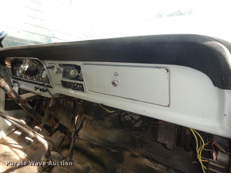 image for item DN1734 1975 Ford F700  dump flatbed truck