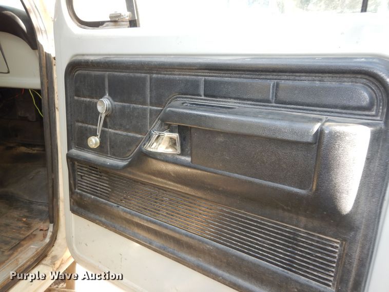 image for item DN1734 1975 Ford F700  dump flatbed truck