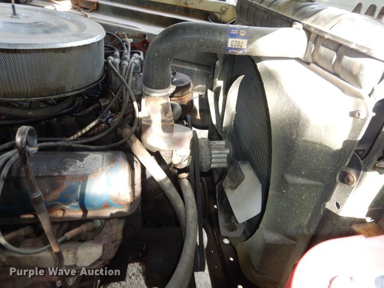 image for item DN1734 1975 Ford F700  dump flatbed truck